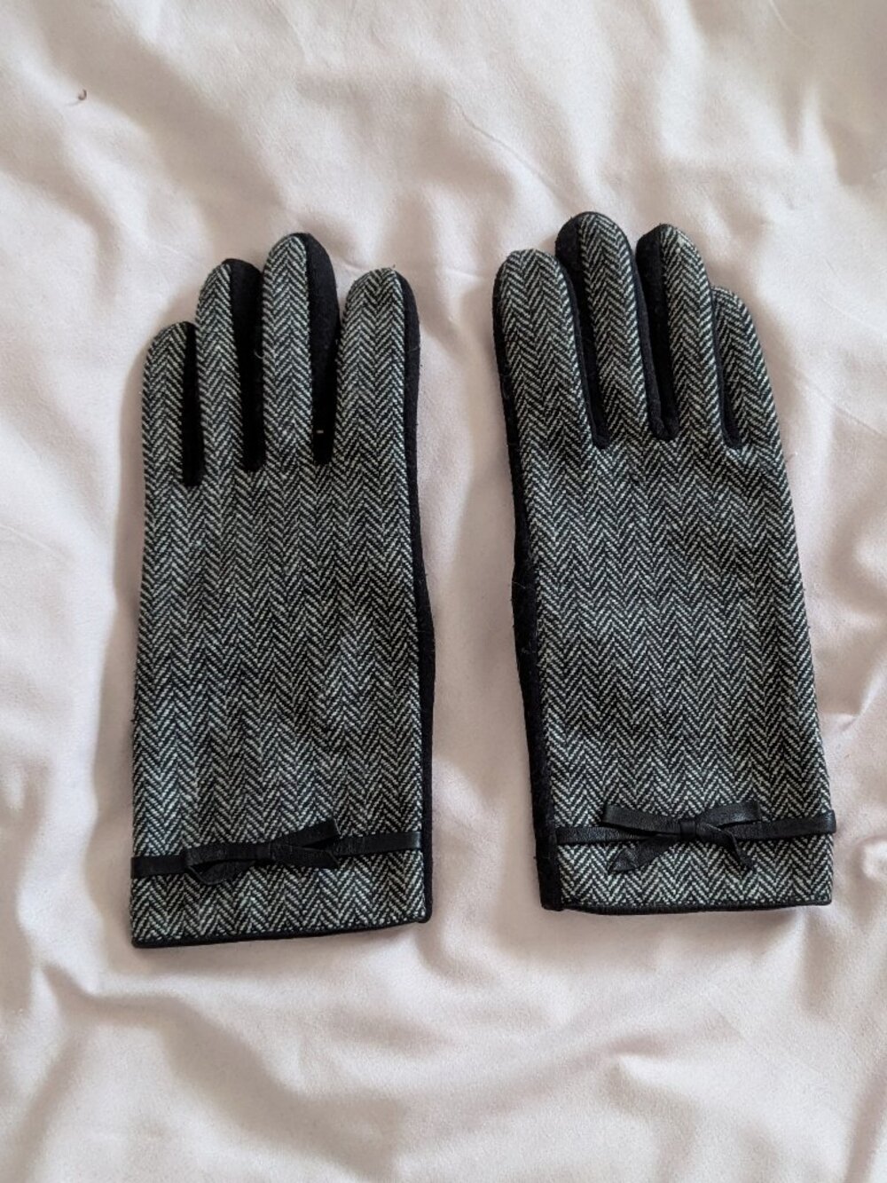 Gray Herringbone Bow Accent Knit Gloves
